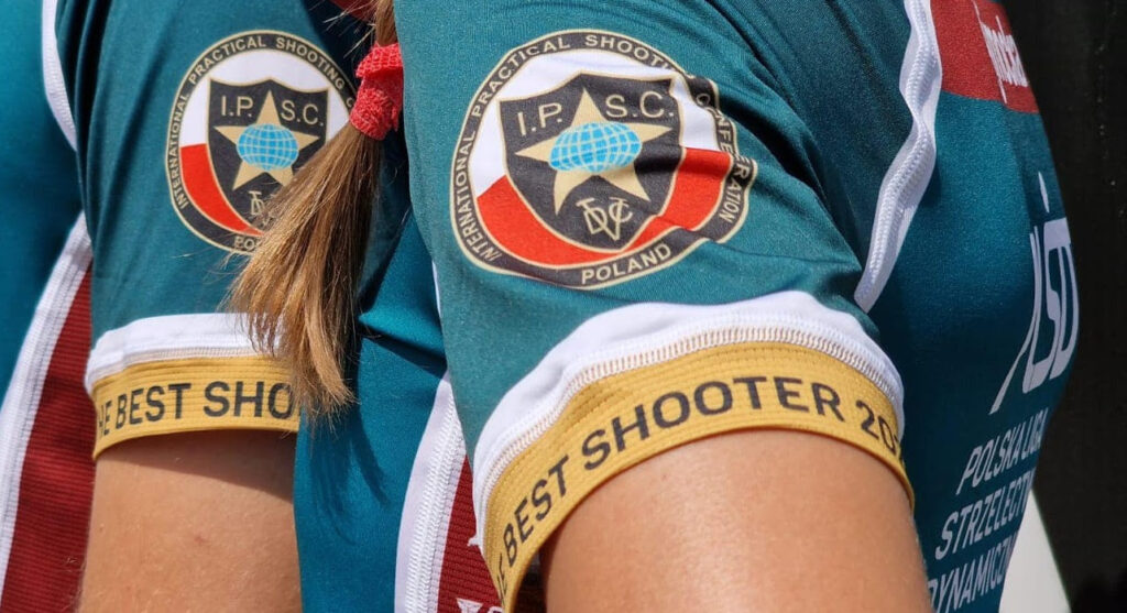 obrazek przedstawia koszulkę strzelecką PLSD best shooter wykonaną przez firmę dynamite outfit